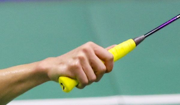 Comment choisir son grip et surgrip de badminton - Sports Raquettes